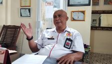 MENJELASKAN: Kepala Disdik Sumenep, Moh. Iksan, saat diwawancarai di ruangannya (Dok. Seputar Jatim)