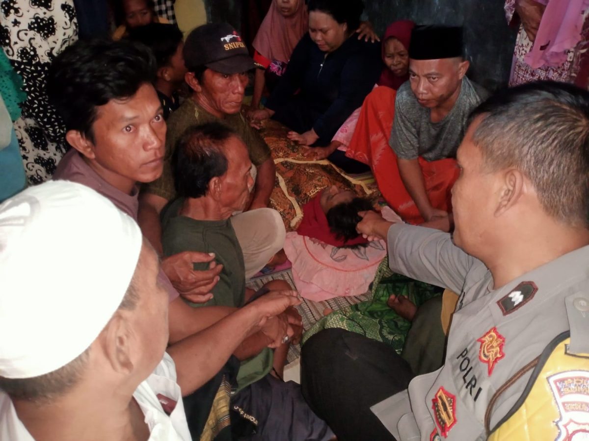 BERDUKA: Pemuda di Sumenep meninggal dunia saat berenang di pesisir laut (SandiGT - Seputar Jatim)
