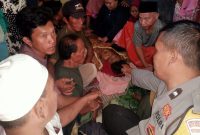 BERDUKA: Pemuda  di Sumenep meninggal dunia saat berenang di pesisir laut (SandiGT - Seputar Jatim)