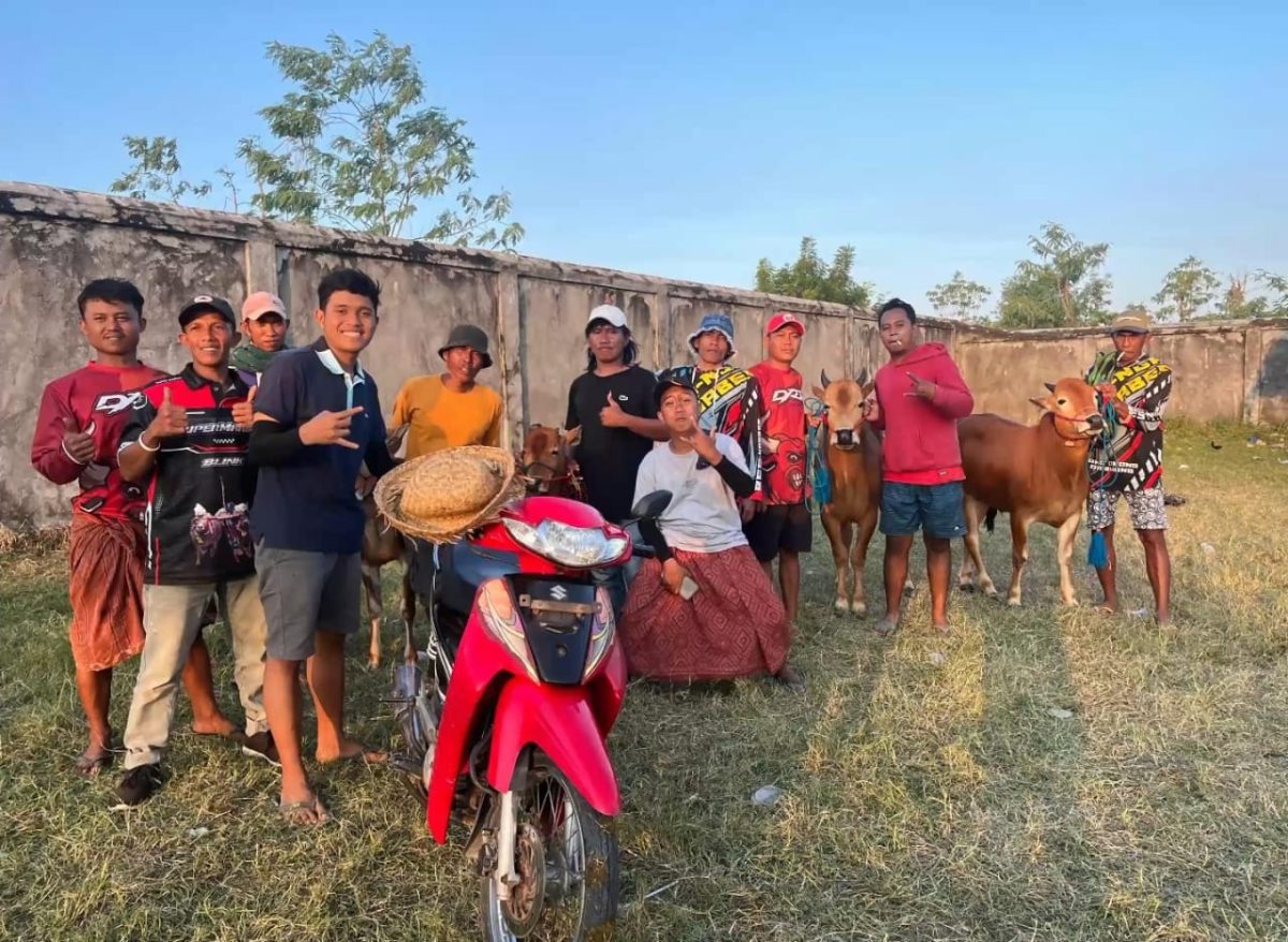 BAHAGIA: Tim Takbir Sakti usai menerima hadian juara III golongan menang di Lapangan Kerapan Sapi Gulbung Kabupaten Sampang (Doc. Seputar Jatim)