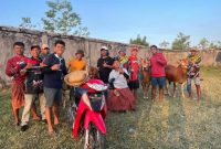 BAHAGIA: Tim Takbir Sakti usai menerima hadian juara III golongan menang di Lapangan Kerapan Sapi Gulbung Kabupaten Sampang (Doc. Seputar Jatim)