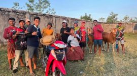 BAHAGIA: Tim Takbir Sakti usai menerima hadian juara III golongan menang di Lapangan Kerapan Sapi Gulbung Kabupaten Sampang (Doc. Seputar Jatim)