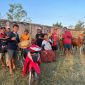 BAHAGIA: Tim Takbir Sakti usai menerima hadian juara III golongan menang di Lapangan Kerapan Sapi Gulbung Kabupaten Sampang (Doc. Seputar Jatim)