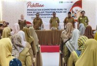 BERDIRI: Peserta pelatihan penguatan kompetensi guru dan kepala bidang GTK saat menyanyikan lagu Indonesia raya (SandiGT - Seputar Jatim)