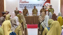 BERDIRI: Peserta pelatihan penguatan kompetensi guru dan kepala bidang GTK saat menyanyikan lagu Indonesia raya (SandiGT - Seputar Jatim)