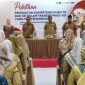 BERDIRI: Peserta pelatihan penguatan kompetensi guru dan kepala bidang GTK saat menyanyikan lagu Indonesia raya (SandiGT - Seputar Jatim)