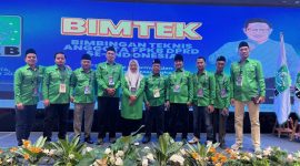 BERDIRI: Anggota Fraksi Partai Kebangkitan Bangsa (PKB) DPRD Sumenep, saat mengikuti Bimtek di Jakarta pada momen Harlah PKB ke-27 (Doc. Seputar Jatim)