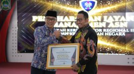 TERSENYUM: Bupati Sumenep, Achmad Fauzi Wongsojudo saat menerima penghargaan dari BKN Atas diraihnya Layanan Penetapan NIP Terbaik di wilayah kerja Kantor Regional II BKN Surabaya (Doc. Istimewa)