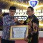 TERSENYUM: Bupati Sumenep, Achmad Fauzi Wongsojudo saat menerima penghargaan dari BKN Atas diraihnya Layanan Penetapan NIP Terbaik di wilayah kerja Kantor Regional II BKN Surabaya (Doc. Istimewa)
