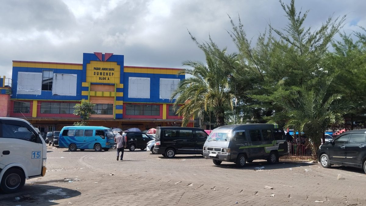 AKTIVITAS: Masyarakat saat mengunjungi pasar Anom Kabupaten Sumenep (SandiGT - Seputar Jatim)