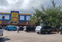 AKTIVITAS: Masyarakat saat mengunjungi pasar Anom Kabupaten Sumenep (SandiGT - Seputar Jatim)