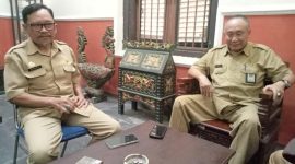 SANTAI: Kepala Bidang Perindustrian DKUPP Sumenep, Agus Eka Hariyadi saat bersama  rekan kerjanya (SandiGT - Seputar Jatim)