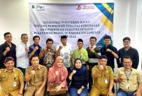 SWAFOTO: DPMPTSP Sumenep foto bersama usai sosialisasi Peraturan Bupati (SandiGT - Seputar Jatim)