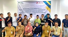 SWAFOTO: DPMPTSP Sumenep foto bersama usai sosialisasi Peraturan Bupati (SandiGT - Seputar Jatim)
