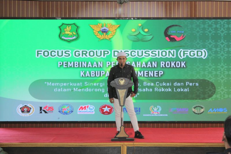 GAGAH: Ketua Paguyuban Rokok Sumenep, Sofwan Wahyudi, saat memberikan Sambutan di Acara FGD bersama Pemkab dan Bea Cukai Madura dan Seluruh Pengusaha Rokok di Pendopo Agung Sumenep (Mufti Che - Seputar Jatim)