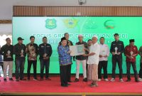 SERAH TERIMA : Penasehat Paguyuban PR Sumenep, Mukmin, saat menerima logo paguyuban dari Wabup Sumenep, Imam Hasyim, pada acara FGD yang digelar For-PAM bersama Bea Cukai dan Pemkab di Pendopo Agung Sumenep (Mufti Che - Seputar Jatim)