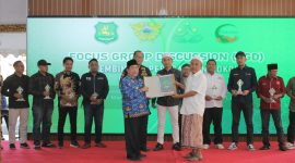 SERAH TERIMA : Penasehat Paguyuban PR Sumenep, Mukmin, saat menerima logo paguyuban dari Wabup Sumenep, Imam Hasyim, pada acara FGD yang digelar For-PAM bersama Bea Cukai dan Pemkab di Pendopo Agung Sumenep (Mufti Che - Seputar Jatim)