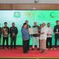SERAH TERIMA : Penasehat Paguyuban PR Sumenep, Mukmin, saat menerima logo paguyuban dari Wabup Sumenep, Imam Hasyim, pada acara FGD yang digelar For-PAM bersama Bea Cukai dan Pemkab di Pendopo Agung Sumenep (Mufti Che - Seputar Jatim)
