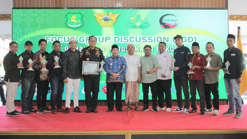 KOMPAK: Bea Cukai Madura, Wakil Bupati Sumenep, dan Paguyuban Perusahaan Rokok Lokal berserta Penasihat Paguyuban Perusahaan Rokok melakukan foto bersama usai memberikan penghargaan kepada Puluhan Asosiasi Wartawan Sumenep pada acara FGD, di Pendopo Agung Keraton Sumenep (Mufti Che - Seputar Jatim)