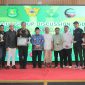 KOMPAK: Bea Cukai Madura, Wakil Bupati Sumenep, dan Paguyuban Perusahaan Rokok Lokal berserta Penasihat Paguyuban Perusahaan Rokok melakukan foto bersama usai memberikan penghargaan kepada Puluhan Asosiasi Wartawan Sumenep pada acara FGD, di Pendopo Agung Keraton Sumenep (Mufti Che - Seputar Jatim)