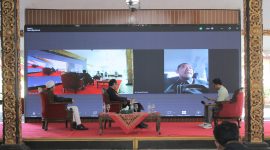 ZOOM: Bupati Sumenep, Achmad Fauzi Wongsojudo, saat menghadiri Focus Group Discussion (FGD) yang digelar Forum Pimpinan Asosiasi Media (For-PAM) Kabupaten Sumenep bersama Paguyuban Pengusaha Rokok (PR) se Sumenep (Mufti Che - Seputar Jatim)