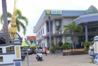 CERAH: Pengendara roda dua saat keluar dari Kantor BPRS Bhakti Sumekar (Foto Istimewa)