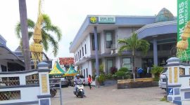 CERAH: Pengendara roda dua saat keluar dari Kantor BPRS Bhakti Sumekar (Foto Istimewa)