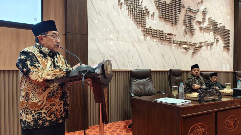 JAWABAN: Wabup Sumenep, Imam Hasyim, saat menghadiri rapat paripurna di Gedung Kantor DPRD setempat (Doc. Seputar Jatim)