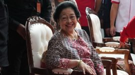 TERSENYUM: Presiden ke-5 RI sekaligus Ketua Umum PDIP, Megawati Soekarnoputri (Foto Istimewa)