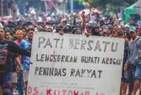 BERKERUMUN: Aksi unjuk rasa warga Pati mendesak Bupati Sudewo, lengser dari jabatannya (Foto Istimewa)