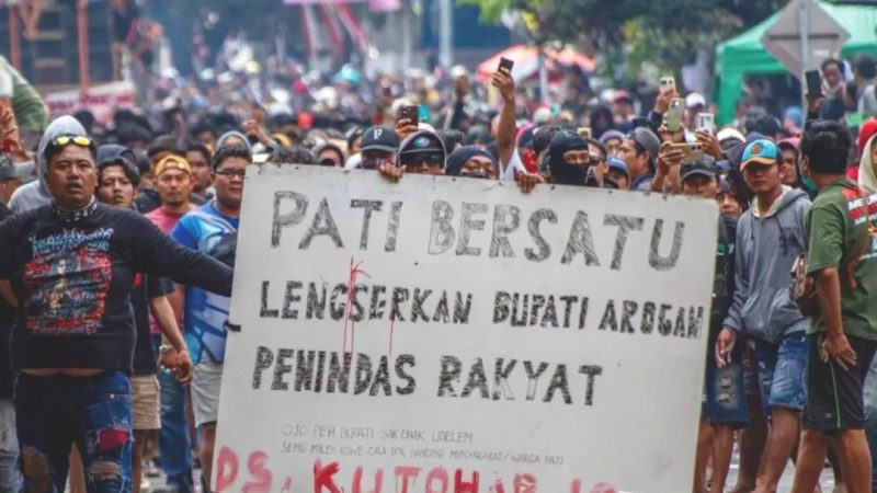 BERKERUMUN: Aksi unjuk rasa warga Pati mendesak Bupati Sudewo, lengser dari jabatannya (Foto Istimewa)