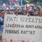 BERKERUMUN: Aksi unjuk rasa warga Pati mendesak Bupati Sudewo, lengser dari jabatannya (Foto Istimewa)