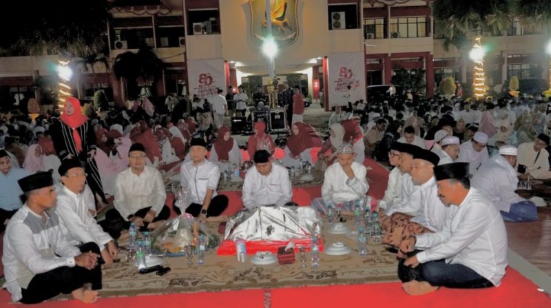 KHIDMAT: Bupati Sumenep Achmad Fauzi Wongsojudo, saat bersama Pimpinan OPD Lingkungan Pemkab Sumenep diacara Tasyakuran HUT RI ke-80 (Doc. Seputar Jatim)