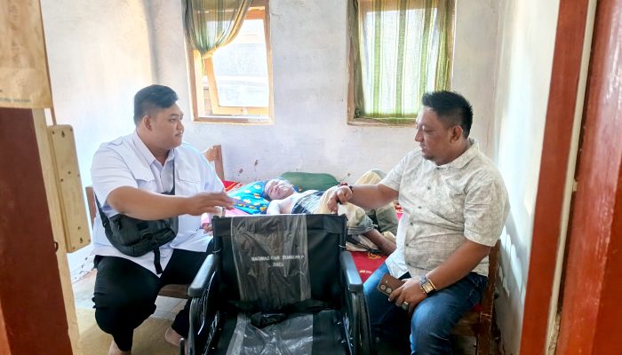 Lumpuh selama 3 Tahun, Warga Rubaru Terima Bantuan Kursi Roda dari Baznas Sumenep