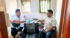 BERBICARA: Baznas Sumnep saat menyerahkan bantuan Kursi Roda kepada penderita lumpuh Bapak Ilyas Adi, di Desa Banasare, Kacamatan Rubaru, yang didampingi Ketua IWO Sumenep (Mufti Che -Seputar Jatim)