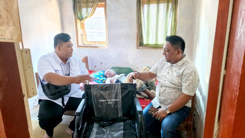 BERBICARA: Baznas Sumnep saat menyerahkan bantuan Kursi Roda kepada penderita lumpuh Bapak Ilyas Adi, di Desa Banasare, Kacamatan Rubaru, yang didampingi Ketua IWO Sumenep (Mufti Che -Seputar Jatim)