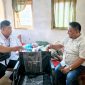 BERBICARA: Baznas Sumnep saat menyerahkan bantuan Kursi Roda kepada penderita lumpuh Bapak Ilyas Adi, di Desa Banasare, Kacamatan Rubaru, yang didampingi Ketua IWO Sumenep (Mufti Che -Seputar Jatim)