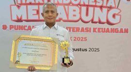 GAGAH: Direktur Utama BPRS Bhakti Sumekar, Hairil Fajar, saat menerima penghargaan Bank Implementasi KEJAR Terbaik BPR/S Wilayah Tengah pada ajang KEJAR Award 2025 yang digelar Otoritas Jasa Keuangan (OJK) di Jakarta (Doc. Seputar Jatim)