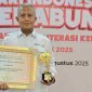 GAGAH: Direktur Utama BPRS Bhakti Sumekar, Hairil Fajar, saat menerima penghargaan Bank Implementasi KEJAR Terbaik BPR/S Wilayah Tengah pada ajang KEJAR Award 2025 yang digelar Otoritas Jasa Keuangan (OJK) di Jakarta (Doc. Seputar Jatim)