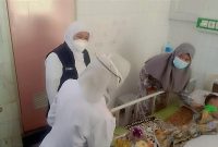 MENYAPA: Gubernur Jatim, Khofifah Indar Parawansa saat mengunjungi Pasien di Ruang Rawat Inap Anak di RSUD dr. H. Moh. Anwar Sumenep (Doc. Seputar Jatim)