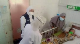 MENYAPA: Gubernur Jatim, Khofifah Indar Parawansa saat mengunjungi Pasien di Ruang Rawat Inap Anak di RSUD dr. H. Moh. Anwar Sumenep (Doc. Seputar Jatim)