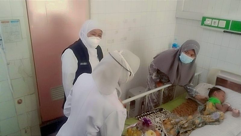 MENYAPA: Gubernur Jatim, Khofifah Indar Parawansa saat mengunjungi Pasien di Ruang Rawat Inap Anak di RSUD dr. H. Moh. Anwar Sumenep (Doc. Seputar Jatim)