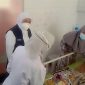 MENYAPA: Gubernur Jatim, Khofifah Indar Parawansa saat mengunjungi Pasien di Ruang Rawat Inap Anak di RSUD dr. H. Moh. Anwar Sumenep (Doc. Seputar Jatim)
