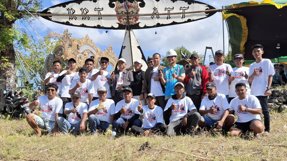 KOMPAK: Kepala Disbudporapar, Moh. Iksan (tengah) saat melakukan foto bersama dengan panitia dan peserta Lomba Layangan Putus dan LED di Desa Aeng Tong Tong Sumenep (Doc. Seputar Jatim)