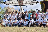 KOMPAK: Kepala Disbudporapar, Moh. Iksan (tengah) saat melakukan foto bersama dengan panitia dan peserta Lomba Layangan Putus dan LED di Desa Aeng Tong Tong Sumenep (Doc. Seputar Jatim)