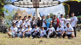 KOMPAK: Kepala Disbudporapar, Moh. Iksan (tengah) saat melakukan foto bersama dengan panitia dan peserta Lomba Layangan Putus dan LED di Desa Aeng Tong Tong Sumenep (Doc. Seputar Jatim)