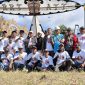 KOMPAK: Kepala Disbudporapar, Moh. Iksan (tengah) saat melakukan foto bersama dengan panitia dan peserta Lomba Layangan Putus dan LED di Desa Aeng Tong Tong Sumenep (Doc. Seputar Jatim)
