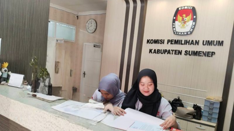 MENGECEK: Aktivitas di Kantor KPU Sumenep (Doc. Seputar Jatim)