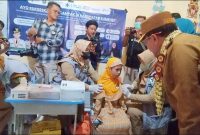 DISUNTIK: Murid PAUD HI Rumah Pintar saat divaksinasi campak, yang ditinjau langsung Wakil Bupati Sumenep, Imam Hasyim (SandiGT - Seputar Jatim)