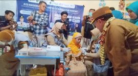 DISUNTIK: Murid PAUD HI Rumah Pintar saat divaksinasi campak, yang ditinjau langsung Wakil Bupati Sumenep, Imam Hasyim (SandiGT - Seputar Jatim)